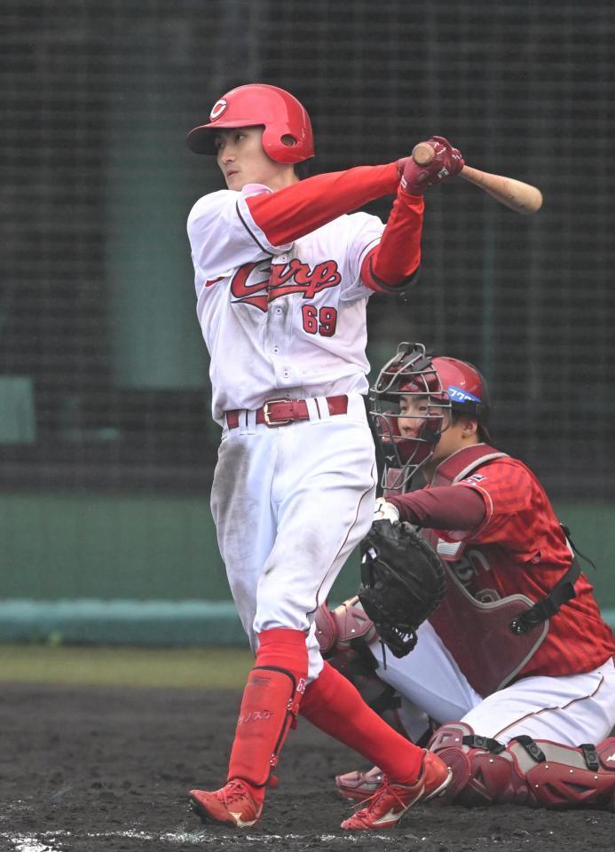 ８回、適時二塁打を放つ辰見（撮影・飯室逸平）
