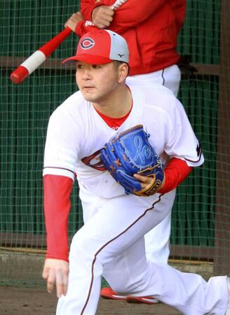 ブルペンで投げ込む河野　