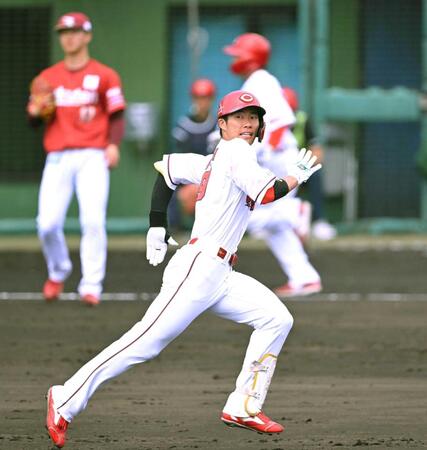 ３回、２点二塁打を放ち激走する二俣（撮影・飯室逸平）　