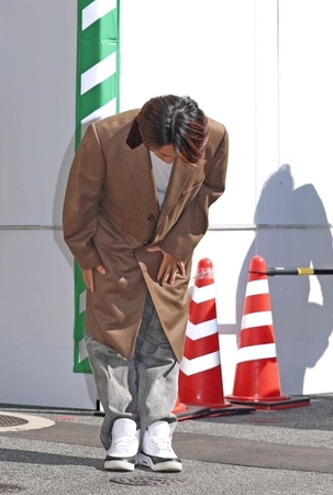 報道陣の前に姿を現し、一礼する広島・羽月隆太郎被告（左）＝撮影・北村雅宏