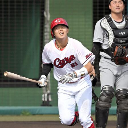 ８回、右越えソロを放つ平川（撮影・飯室逸平）