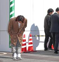 報道陣の前に姿を現し、一礼する広島・羽月隆太郎被告（左）