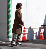 一礼した後、無言で車に向かう広島・羽月隆太郎被告