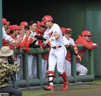 ８回、ソロを放ち、ナインとタッチを交わす平川