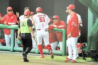 特大弾を放った平川を笑顔で迎える新井監督