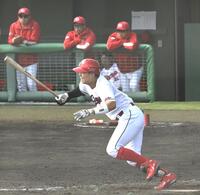 ５回、右前打を放つ平川