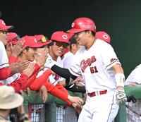 ８回、ソロを放ちナインとタッチを交わす平川（撮影・飯室逸平）