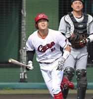８回、右越えにソロを放つ広島・平川蓮＝コザしんきんスタジアム（撮影・飯室逸平）