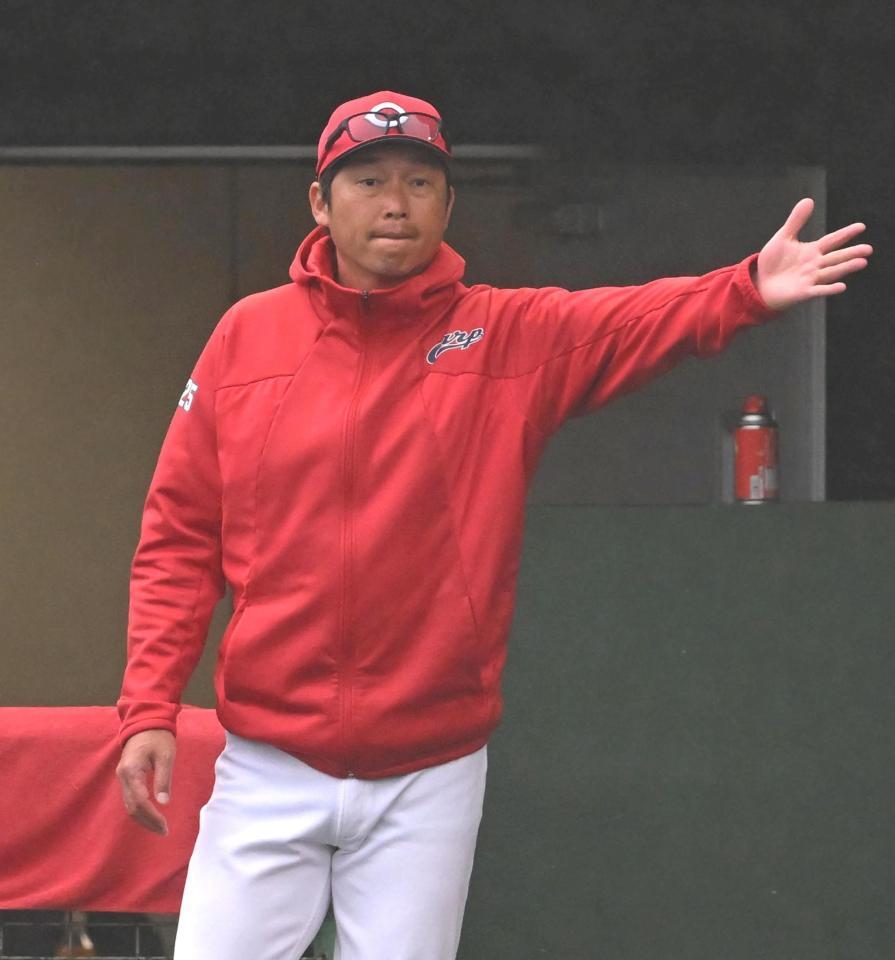 選手交代を告げる新井監督（撮影・飯室逸平）