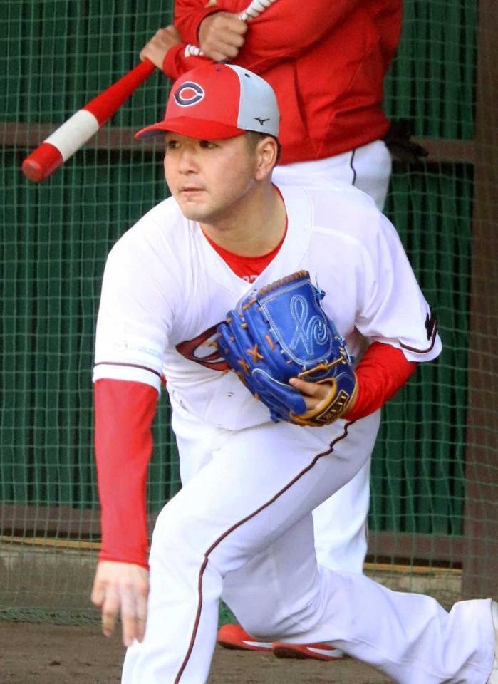 ブルペンで投げ込む河野　