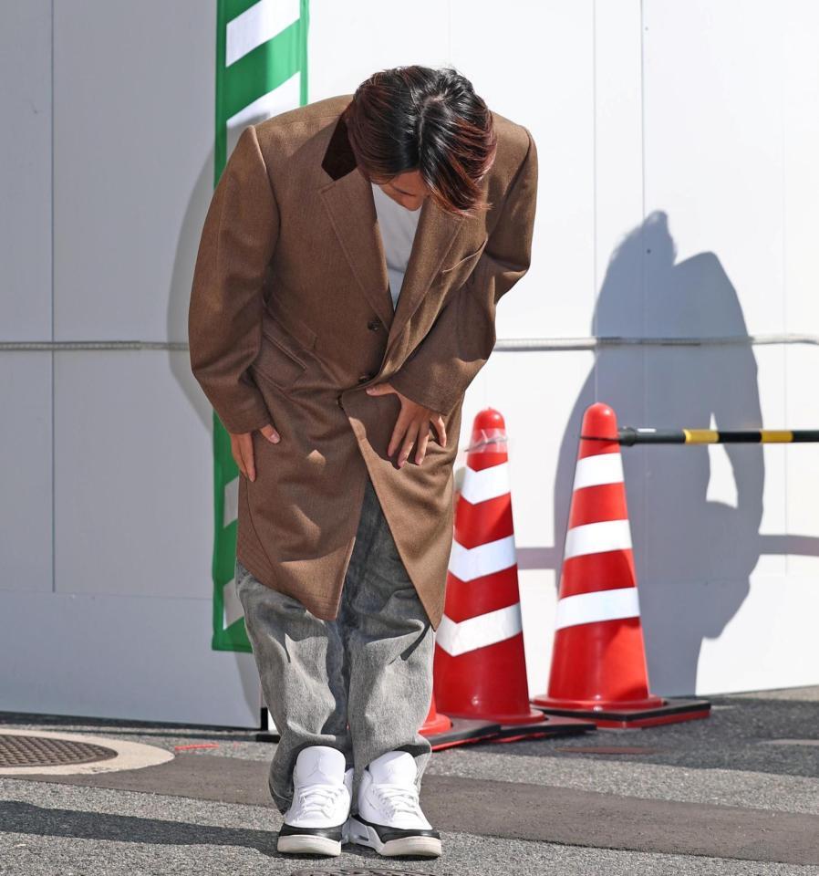 報道陣の前に姿を現し、一礼する広島・羽月隆太郎被告