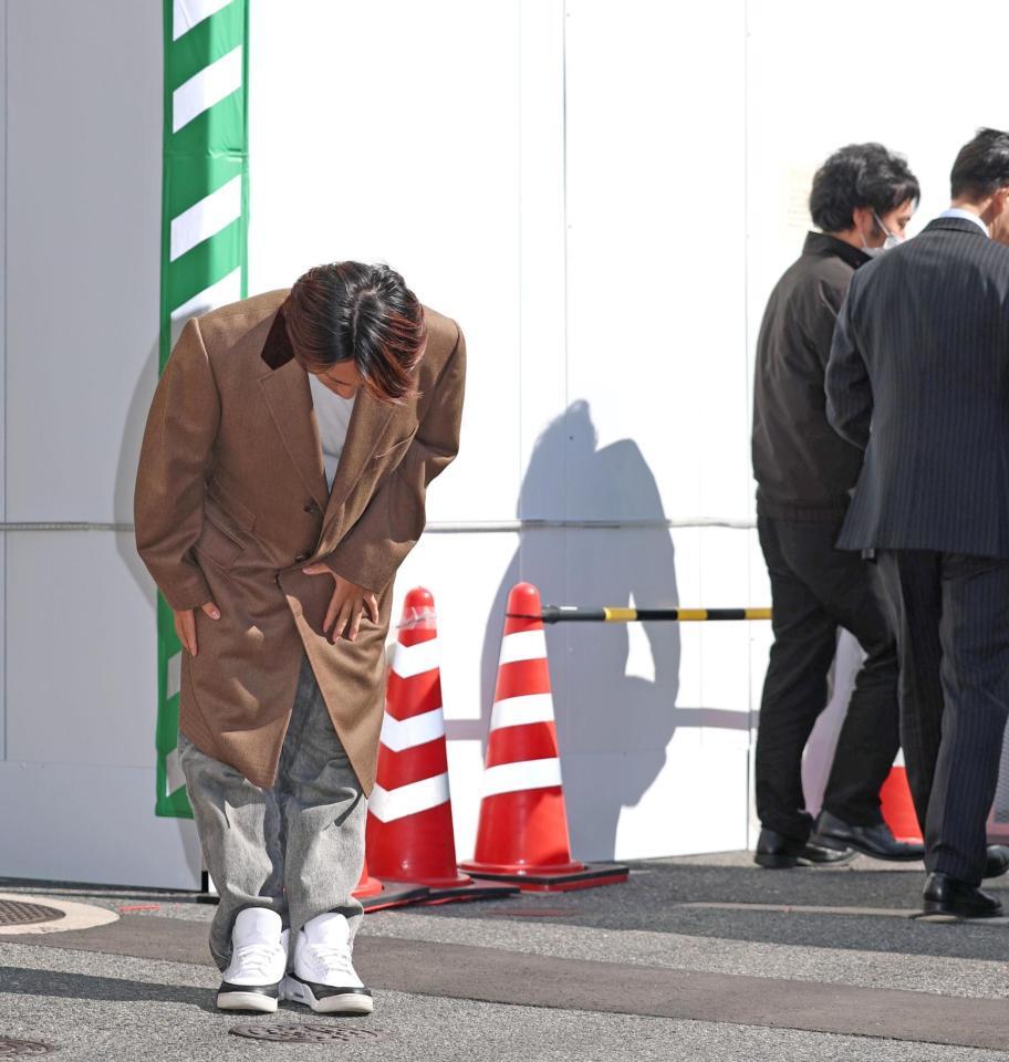 報道陣の前に姿を現し、一礼する広島・羽月隆太郎被告（左）