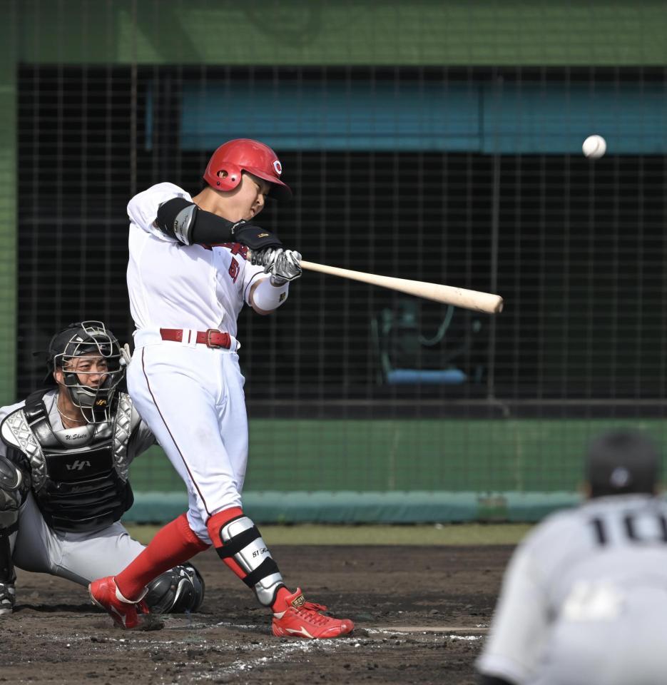 ８回、右越えにソロを放つ平川