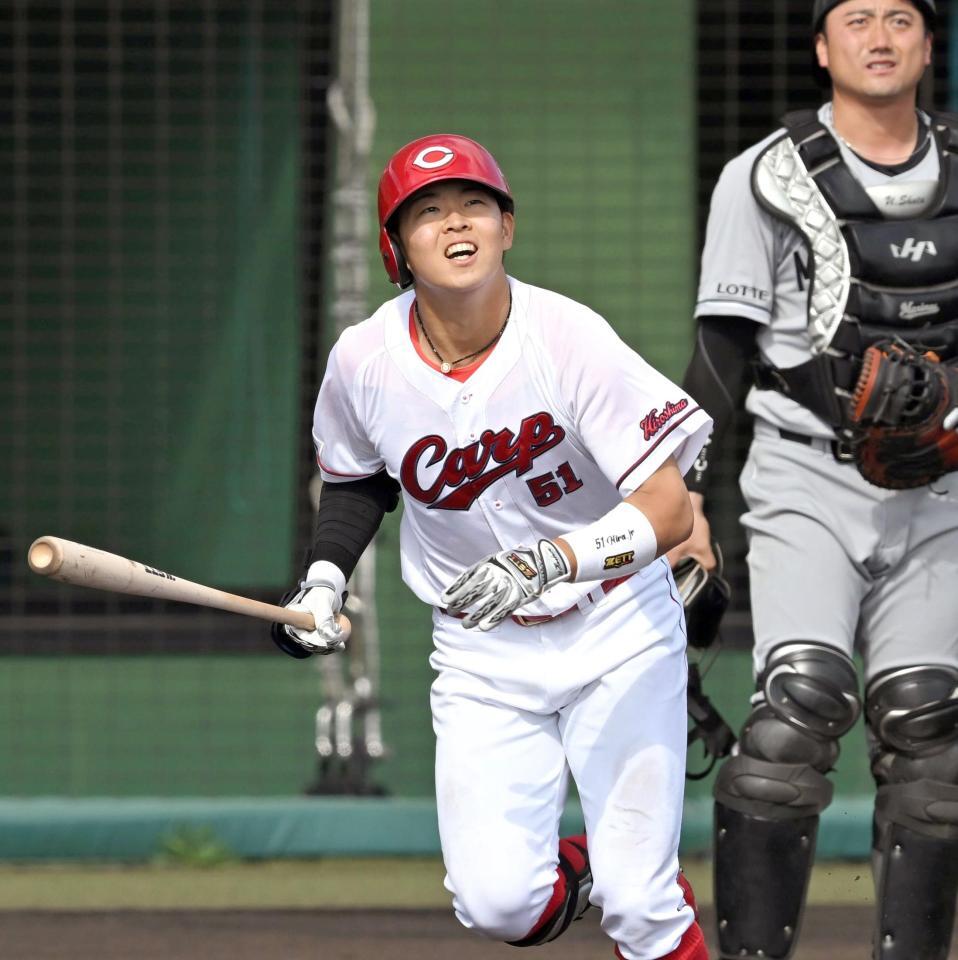 ８回、右越えソロを放つ平川（撮影・飯室逸平）