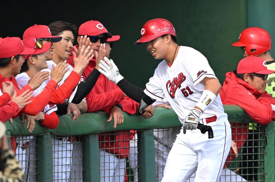８回、ソロを放ちナインとタッチを交わす平川（撮影・飯室逸平）