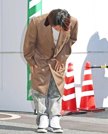 頭を下げる羽月隆太郎被告