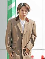 保釈され、報道陣の前に姿を見せた羽月隆太郎被告　