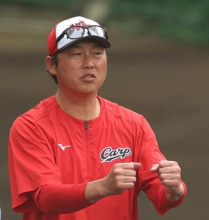 　練習を見守る新井監督（撮影・北村雅宏）