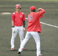 新井監督（右）の打撃アドバイスに耳を傾ける佐々木　