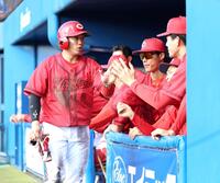 ９回、中村奨の三ゴロの間に生還し、ナインとタッチを交わす勝田（左）＝撮影・北村雅宏