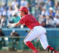 ９回広島無死一塁、二塁打を放つ平川（撮影・北村雅宏）