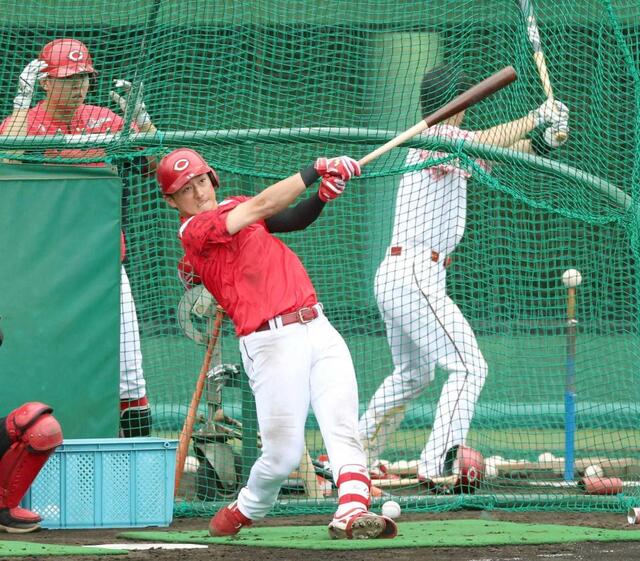 打撃練習で快音を響かせる佐々木（撮影・北村雅宏）　