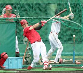 広島・佐々木　新井監督熱血指導！スイング時に右足折れる癖指摘　左足上げ、右足でスッと立って打つドリル伝授「自分のものに」