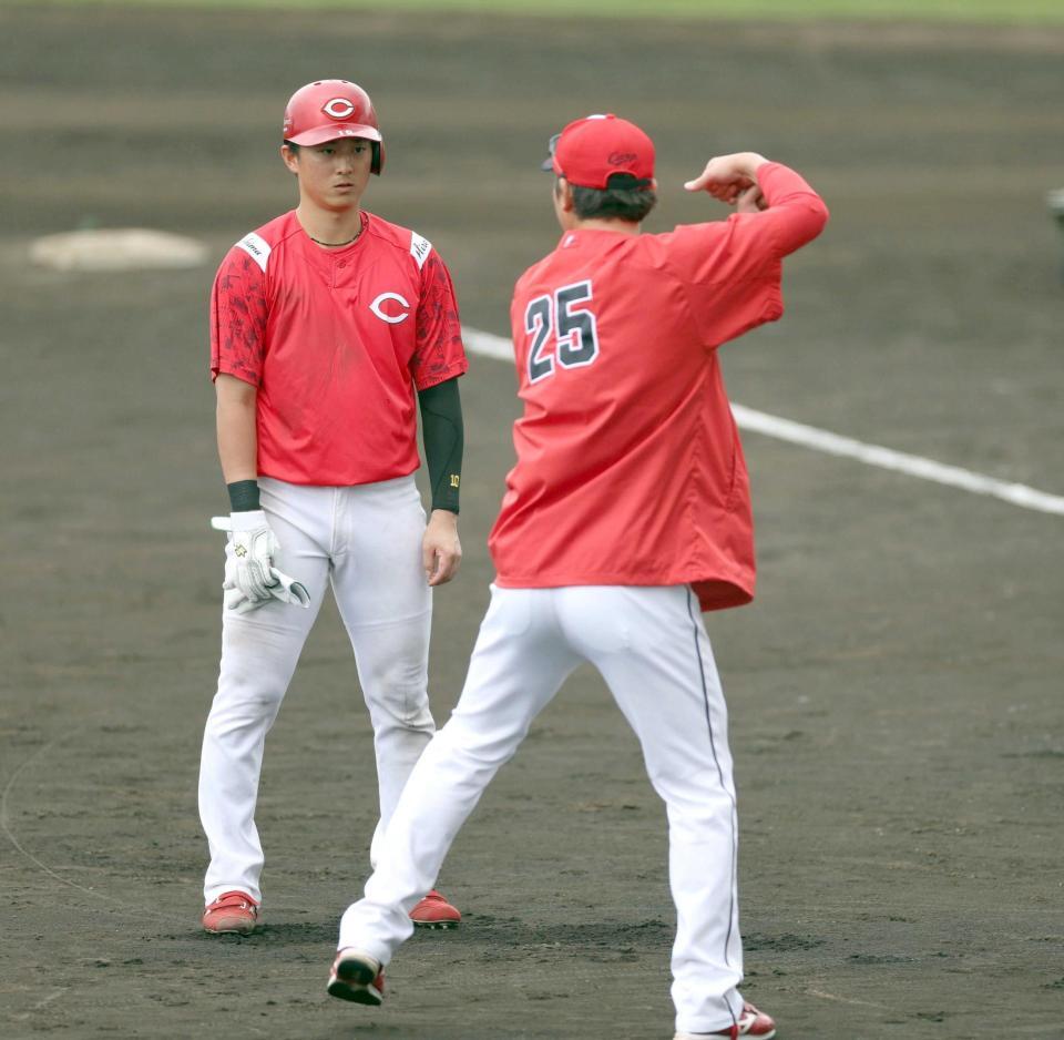 新井監督（右）の打撃アドバイスに耳を傾ける佐々木　