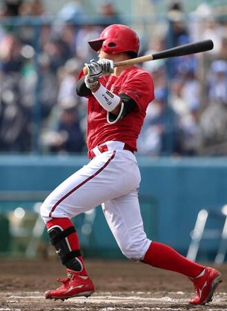 ７回、右前打を放つ平川　