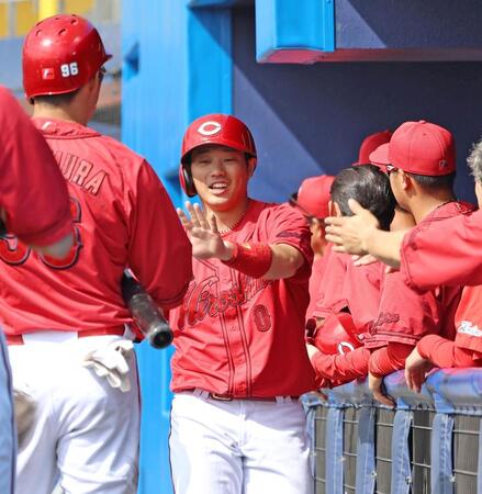 ４回、西川の勝ち越し犠飛で生還し、ナインに迎えられる勝田（中央）＝撮影・北村雅宏