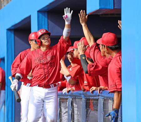 ８回、２ランを放った坂倉（中央左）はナインとタッチを交わす（撮影・北村雅宏）