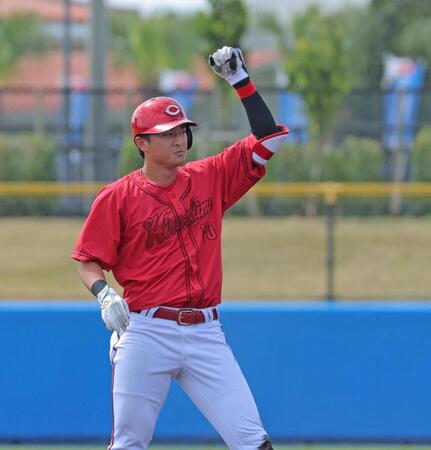 ３回、先制適時打を放ち、拳を握る佐々木（撮影・北村雅宏）