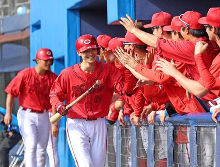 ナインに迎えられる辰見（中央左）＝撮影・北村雅宏