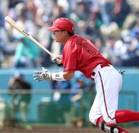 ５回、中前打を放つ平川　