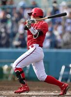 ７回、右前打を放つ平川　