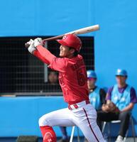 ４回、勝ち越しとなる犠飛を放つ西川（撮影・北村雅宏）