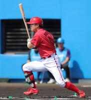 １回、右前打を放つ平川（撮影・北村雅宏）