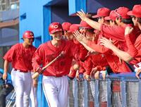 ナインに迎えられる辰見（中央左）＝撮影・北村雅宏