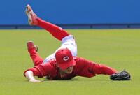 ２回、上川畑のライナーを前進して好捕する辰見（撮影・北村雅宏）