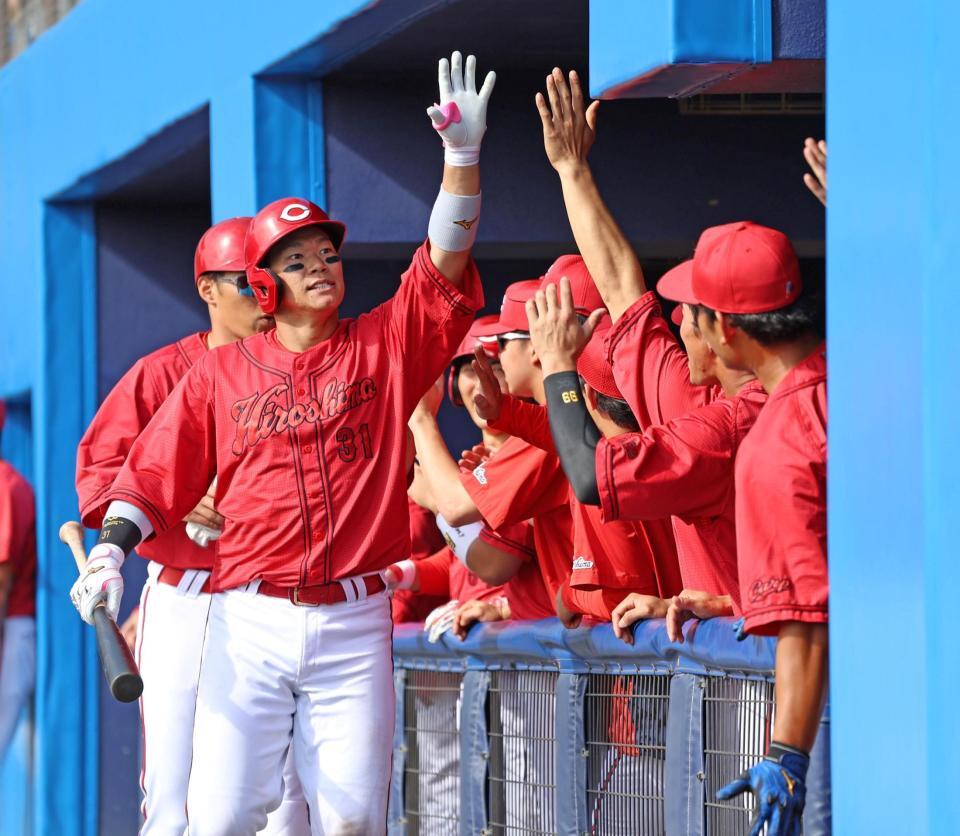 ８回、２ランを放った坂倉（中央左）はナインとタッチを交わす（撮影・北村雅宏）