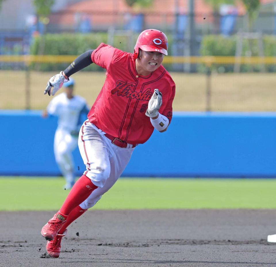 １回、中村奨の右前打で三塁を陥れる平川（撮影・北村雅宏）