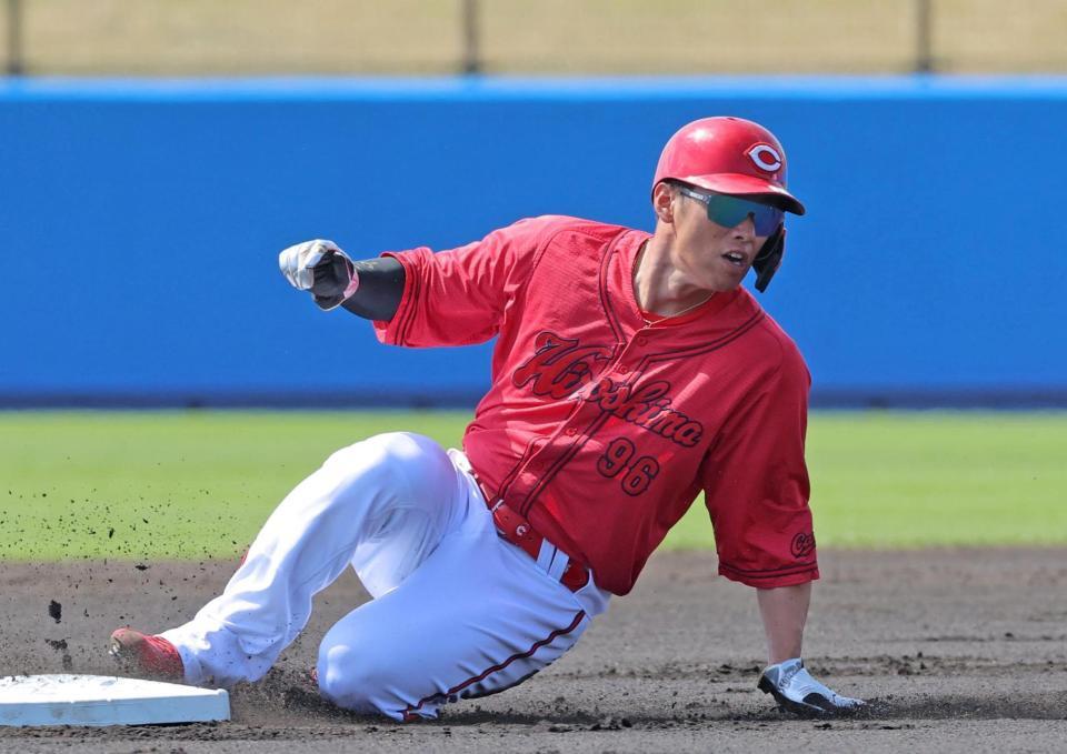 １回、二盗に成功する中村奨（撮影・北村雅宏）