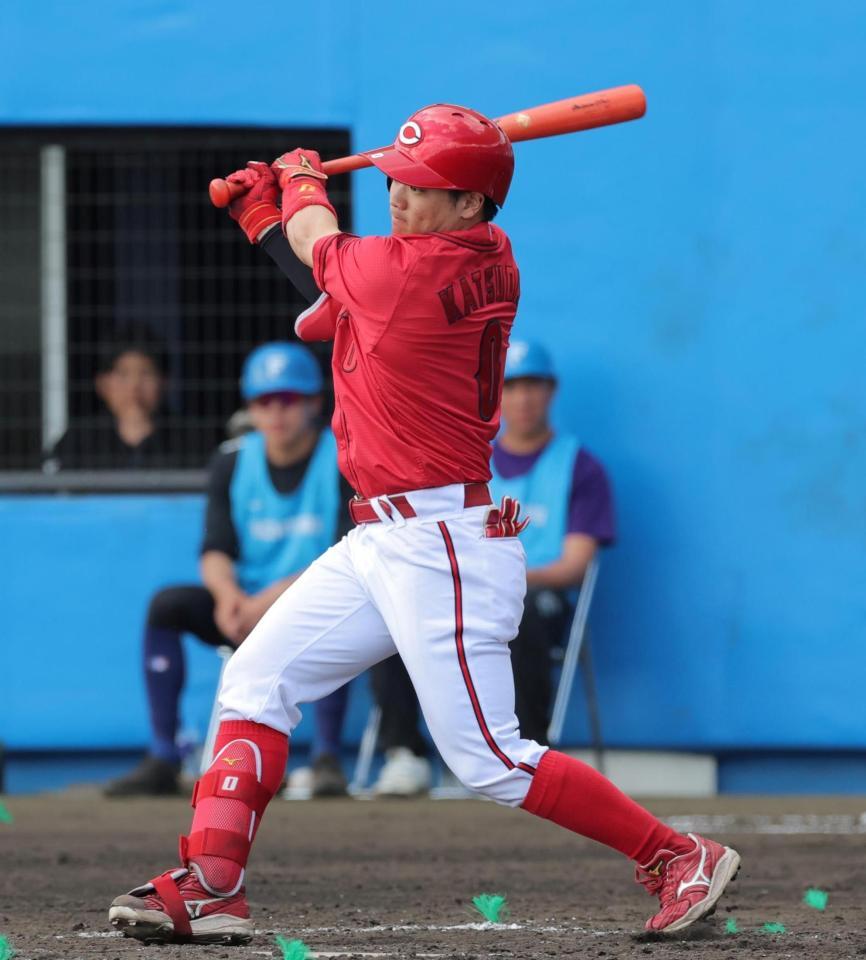 ４回、中前打を放つ勝田（撮影・北村雅宏）