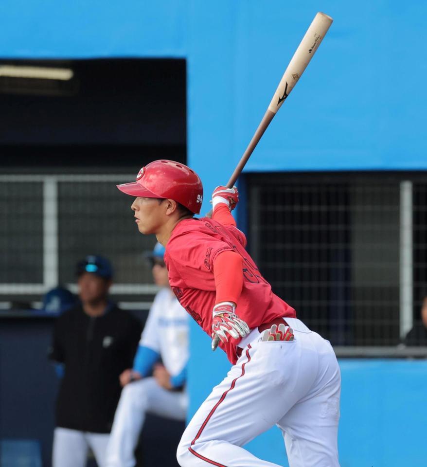 ４回、右前打を放つ佐藤啓（撮影・北村雅宏）