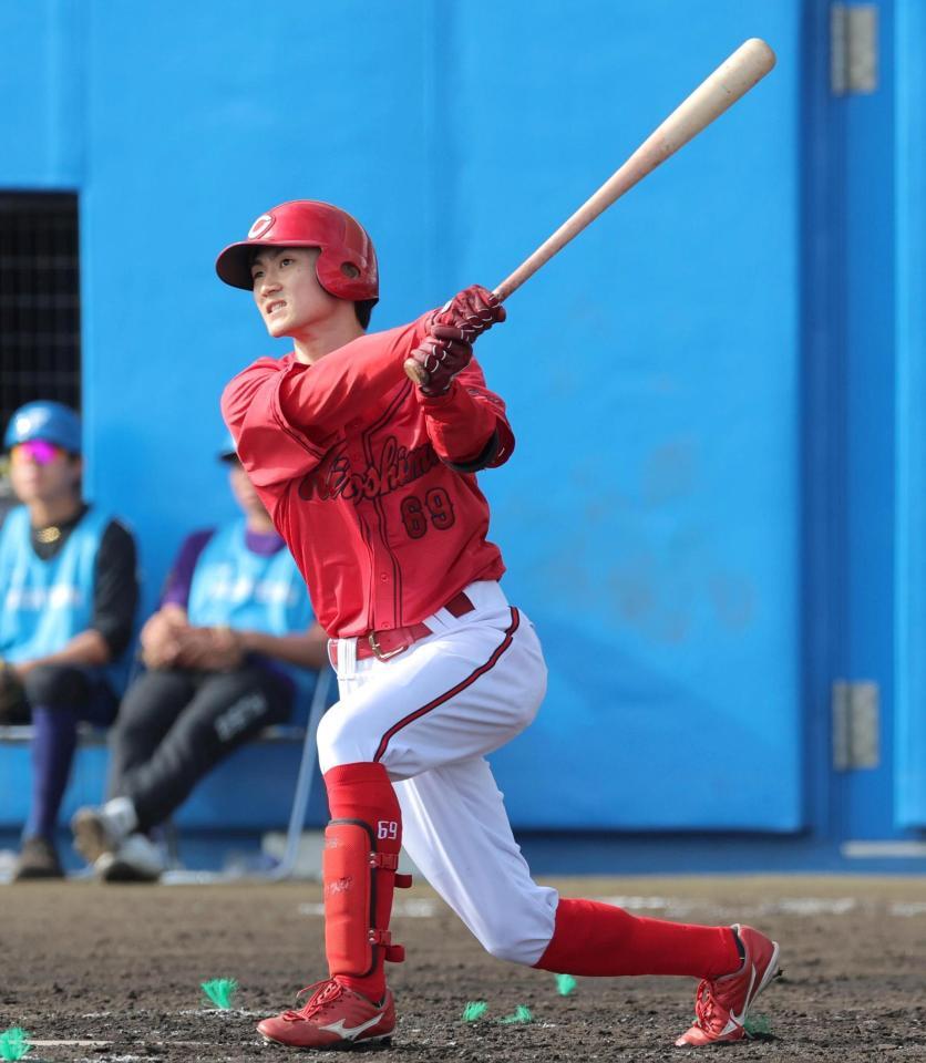 ８回、２ランを放つ辰見（撮影・北村雅宏）