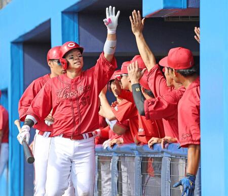 ８回、２ランを放ち、ナインとタッチを交わす坂倉（撮影・北村雅宏）