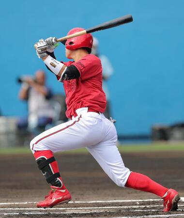 １回、右前打を放つ平川（撮影・北村雅宏）