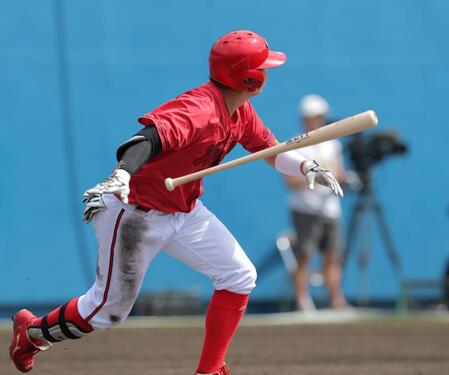 ５回、左前打を放つ平川（撮影・北村雅宏）