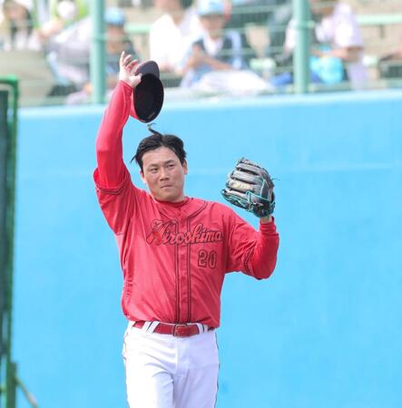 ２回、北村を遊ゴロ併殺打に打ち取った栗林（撮影・北村雅宏）