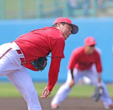 先発し力投する広島・栗林良吏＝浦添（撮影・北村雅宏）